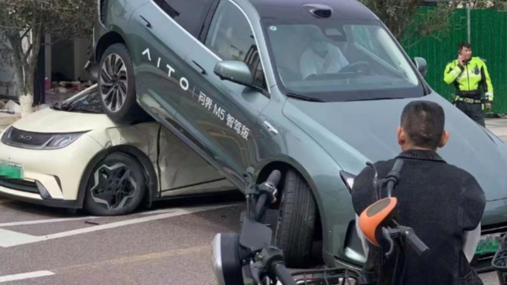 意外中，一辆AITO M5电动车压在比亚迪海豚电动车。
