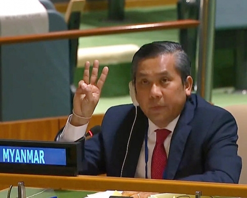 緬甸駐聯合國大使覺莫敦，曾在聯合國會議公開批評緬甸軍政府發動政變，並舉起象徵抗爭的「三指手勢」。AP圖片