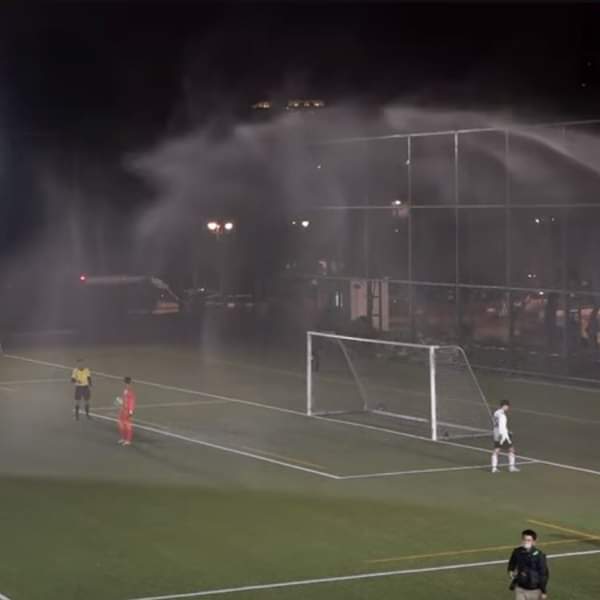 球场在黄昏6时准时洒水保养，球员湿身捱冻。网上图片
