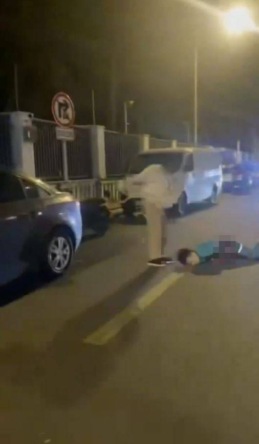 快遞員染血倒地後仍遭人狂踢猛踩頭部，但無人阻止。Ｘ