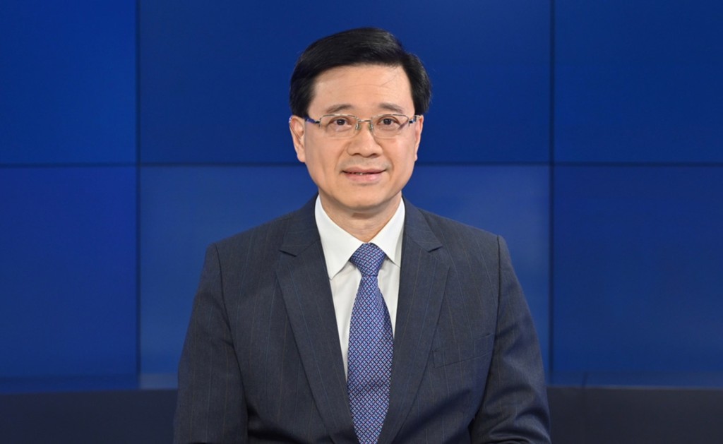 李家超指政總移除水馬,標誌香港全面回復安全常態。李家超網誌