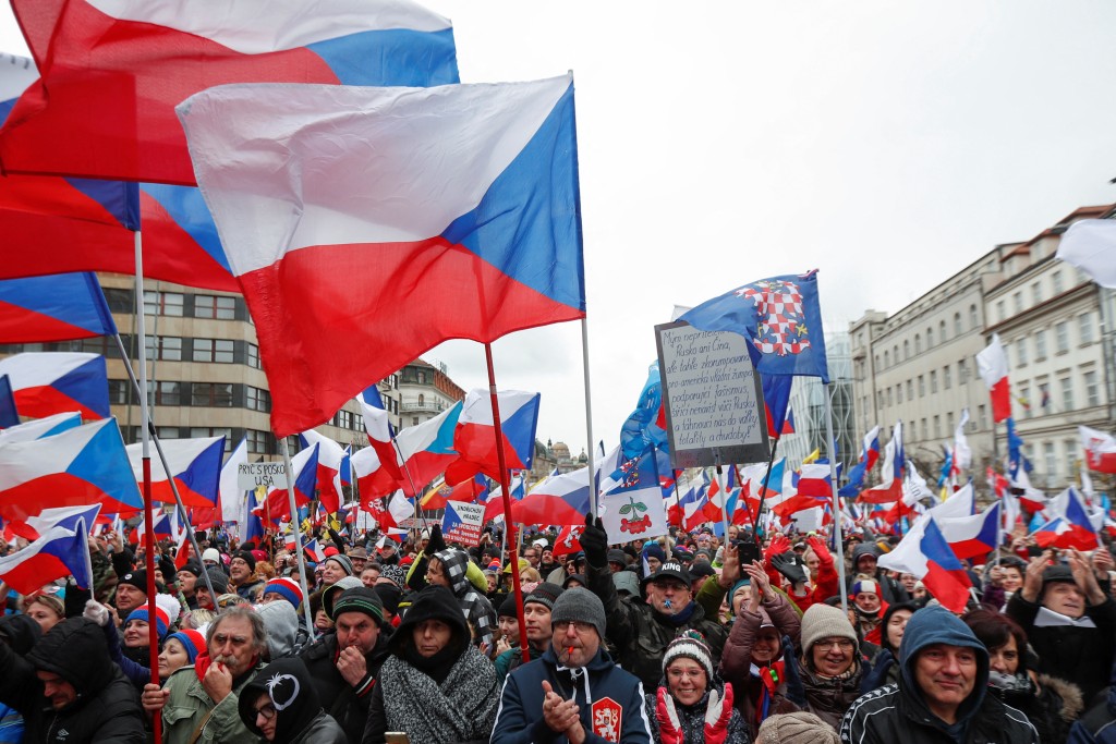 首都布拉格有數以千計人上街示威。路透社