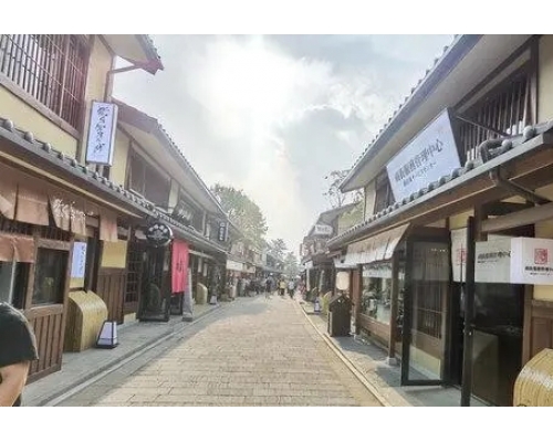 景區的商業街都是仿照日本京都地區風格建築。網圖