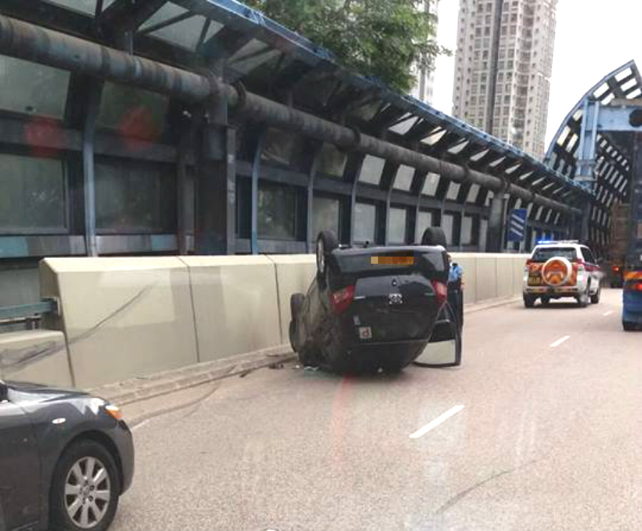 屯門皇珠路私家車四輪朝天。網民Ah Hei‎圖片