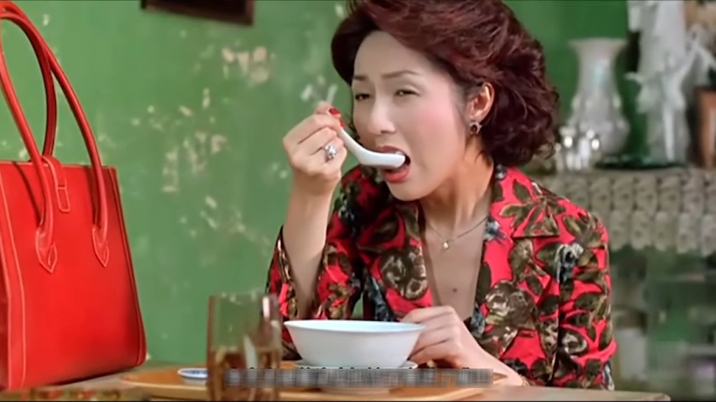 艾菁菁（杨千嬅 饰）沉迷吃胚胎饺子，身上更散发出臭味。