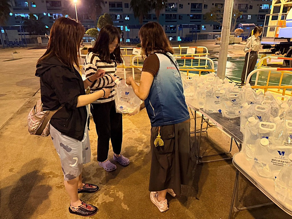 房署人員向居民派發樽裝水。fb:房委會 - 公屋人情風貌 房署人員向居民派發樽裝水。fb:房委會 - 公屋人情風貌
