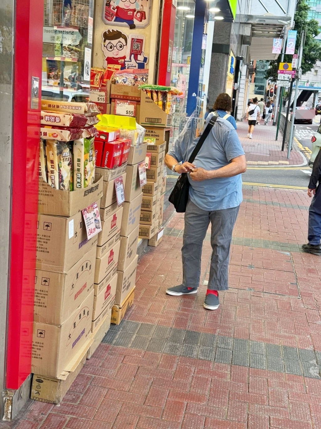 樓主早前在社交平台Threads以「香港真 係咩人都有,突然企係XX門口剪指甲 都有,仲遇過啲坐緊巴士剪」為題發帖, 上載大叔的剪指甲相片。Threads截圖 樓主早前在社交平台Threads以「香港真 係咩人都有,突然企係XX門口剪指甲 都有,仲遇過啲坐緊巴士剪」為題發帖, 上載大叔的剪指甲相片。Threads截圖