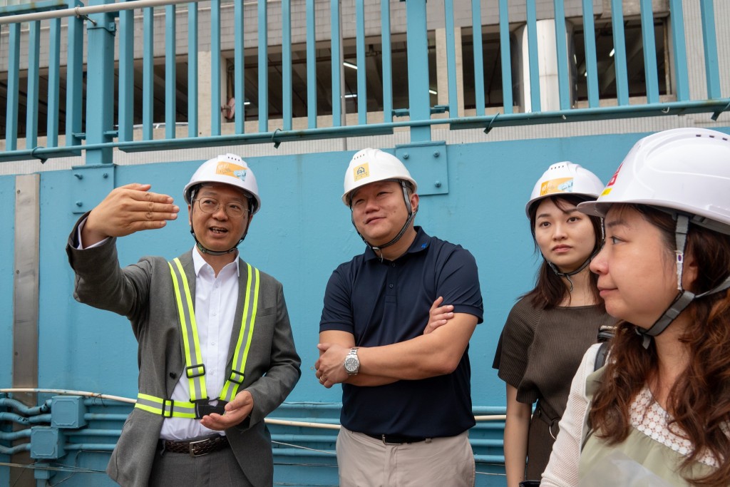 戴尚誠全程見證首批MiC(「組裝合成」建築法)組件經海路到港。何永賢fb 戴尚誠全程見證首批MiC(「組裝合成」建築法)組件經海路到港。何永賢fb