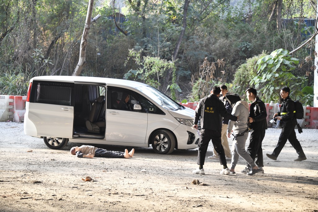 疑犯重演當日情況。楊偉亨攝 疑犯重演當日情況。楊偉亨攝