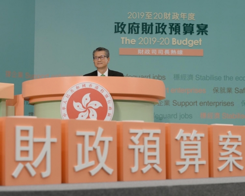 被追問會否派出4000元資助時，陳茂波表示暫時看不到派錢的需要。
