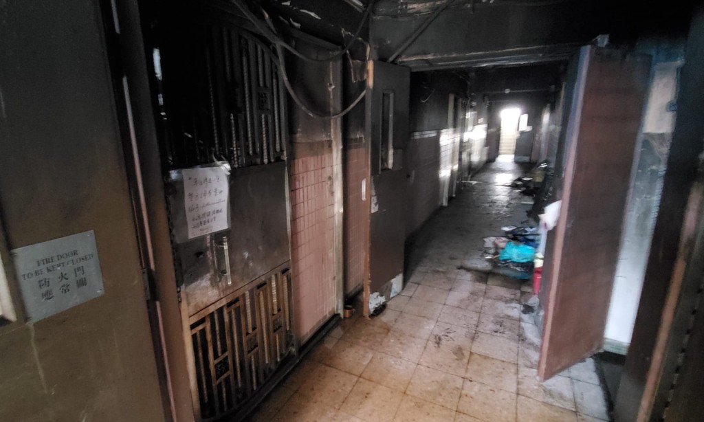 涉事樓層的走廊仍未恢復電力。