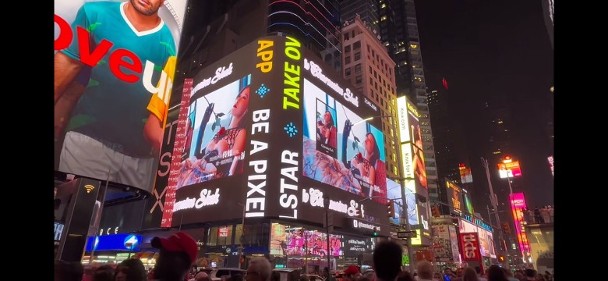 甚至有粉絲在紐約時代廣場買下大電視屏幕廣告。