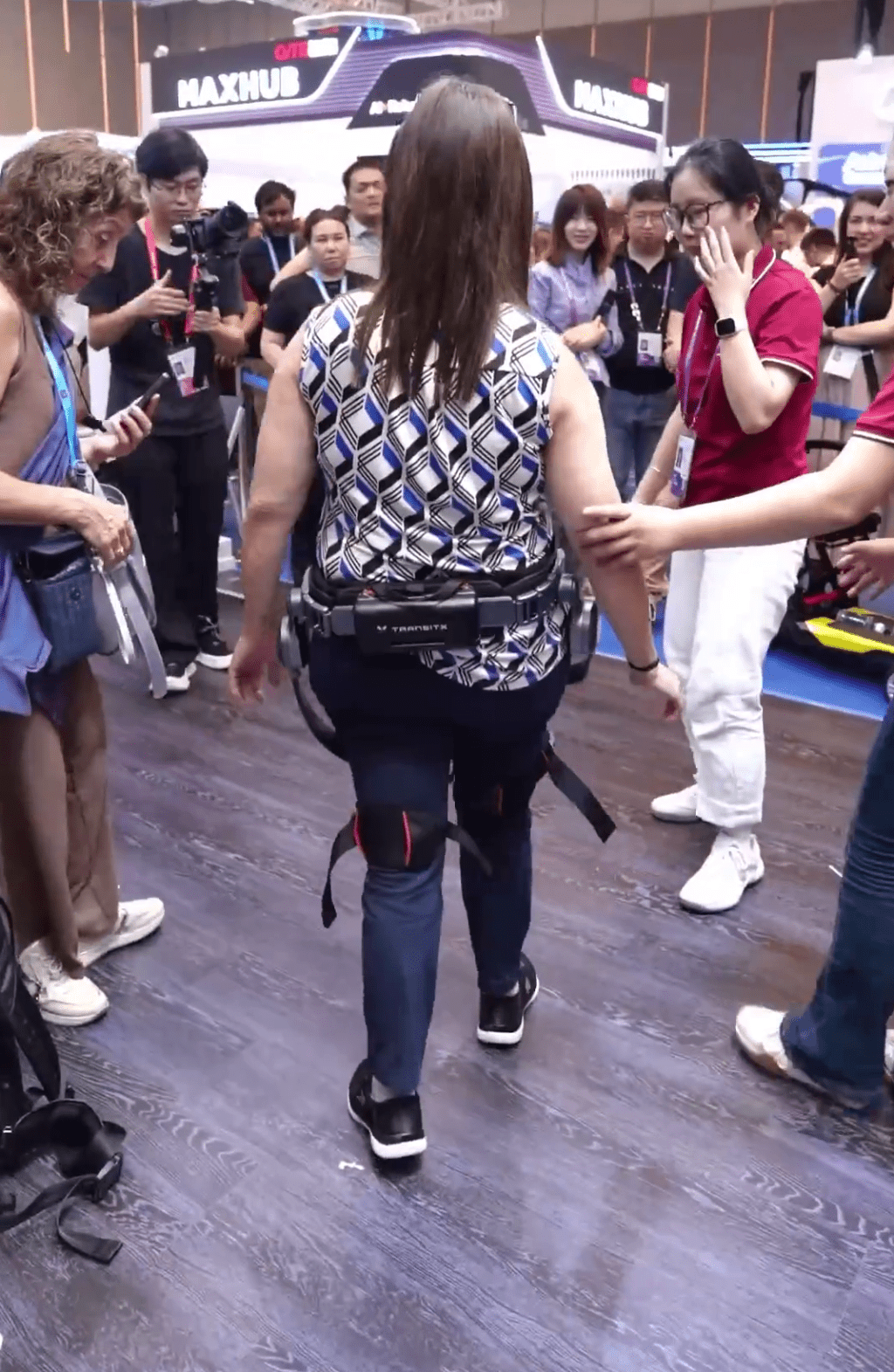 穿国产外骨骼设备，外籍残障女重新站立。