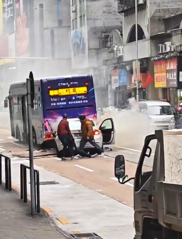 女司機被帶救離車廂，帶到路旁。網上影片截圖