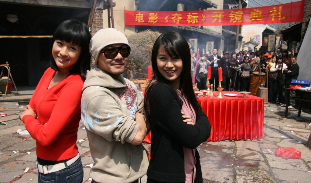 2008年黄翠如（右）跟徐小明（中）与吴天瑜在横店拍摄骄阳电影《夺标》。