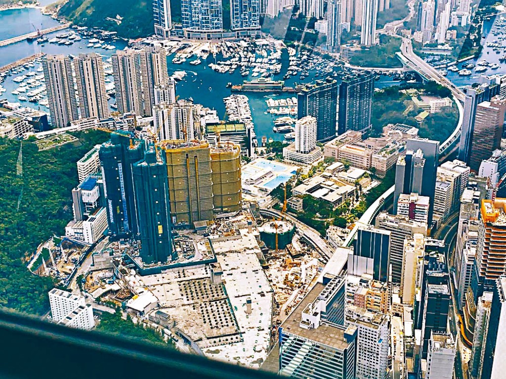 凯玥前身为鸭脷洲驾驶学院，地皮属长形，位于海傍。