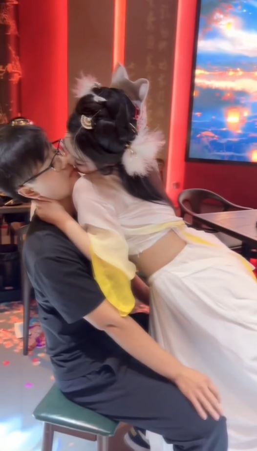 杭州有酒吧被質疑提供擦邊舞服務。抖音