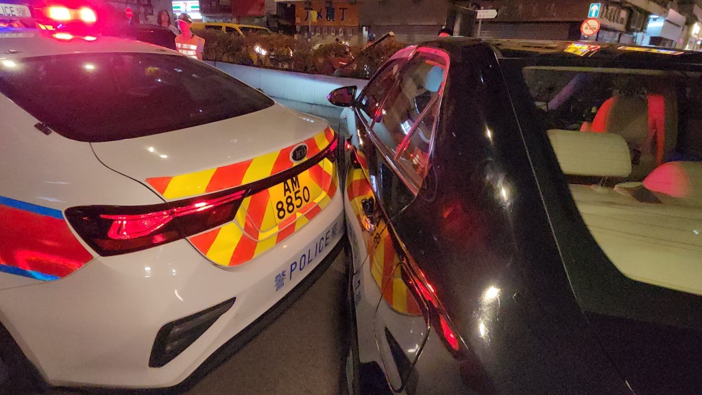私家車如「碰碰車」般先後撞向後方的警車、兩輛私家車及一輛紅色小巴。黎志偉攝