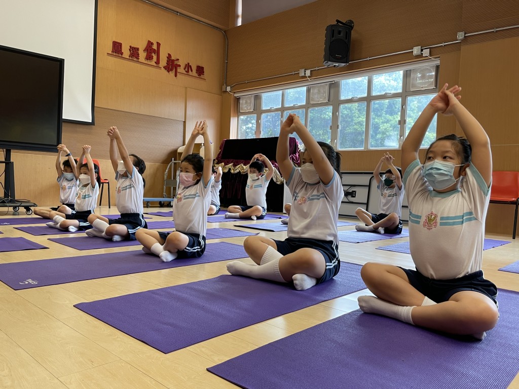 學校有不同運動課程讓學生參加，二年級的體育科會試做瑜伽。（受訪者提供）