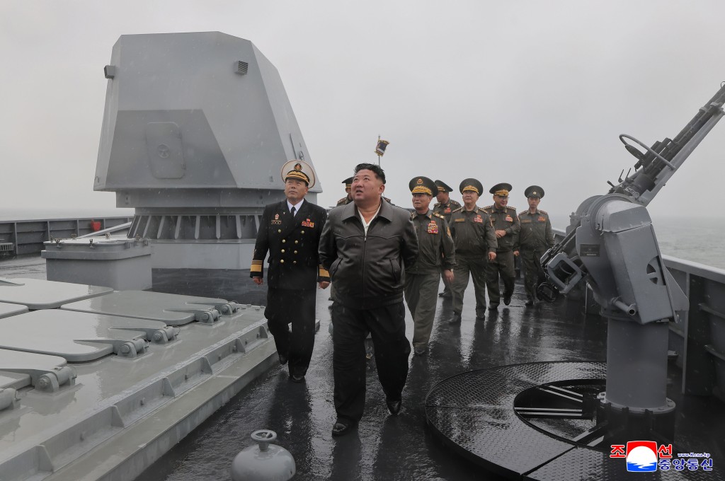 金正恩登上驅逐艦「崔賢號」視察。美聯社