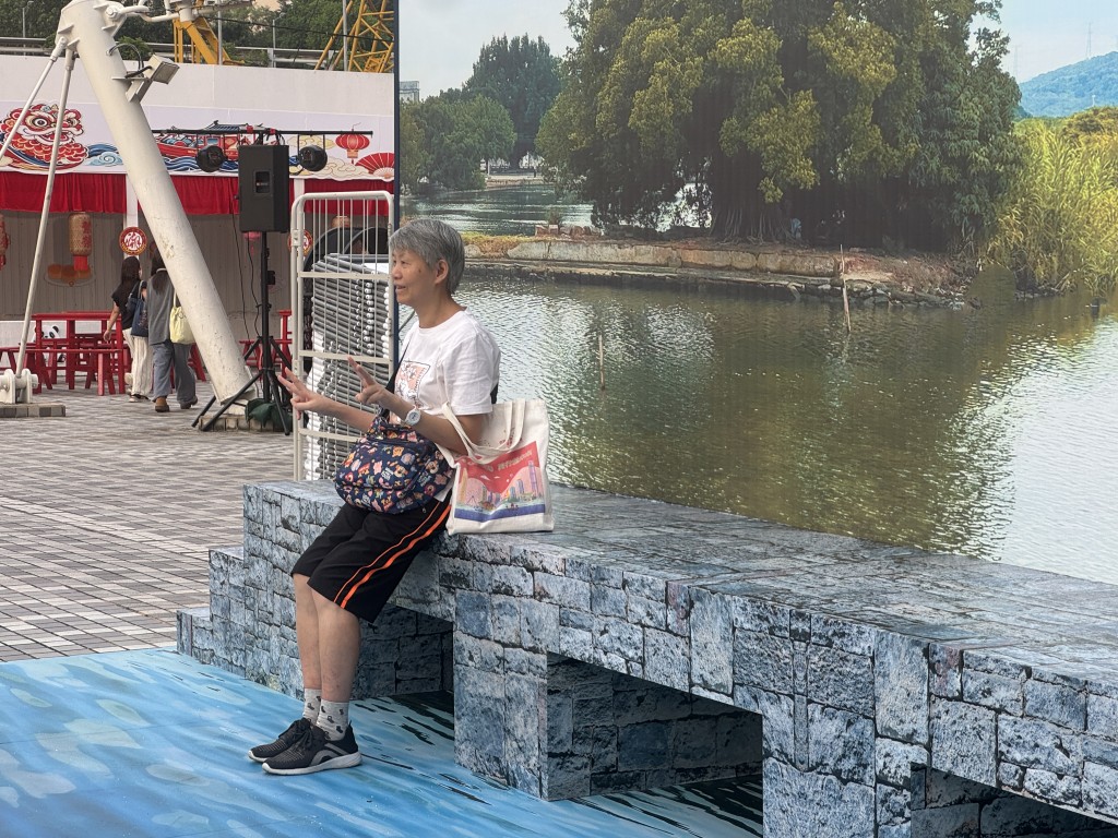 不少街坊和遊客都被巨型拱橋佈置吸引,紛紛上前打卡留念。 不少街坊和遊客都被巨型拱橋佈置吸引,紛紛上前打卡留念。
