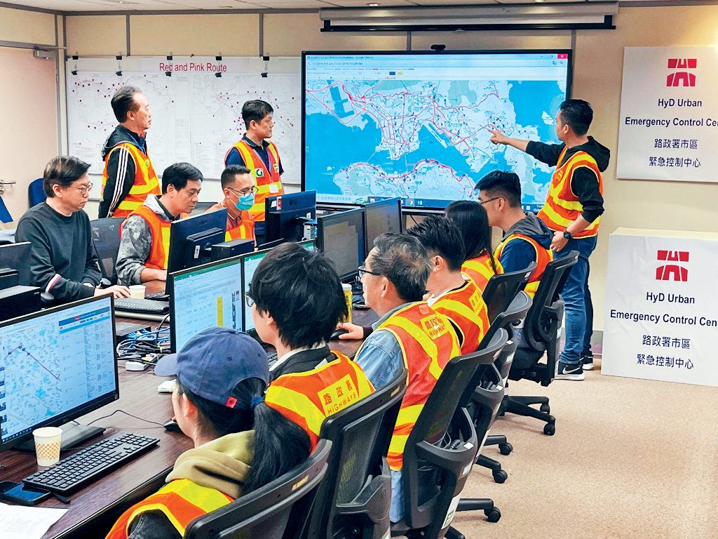 路政署紧急控制中心昨日联同各道路维修保养承建商进行演练。