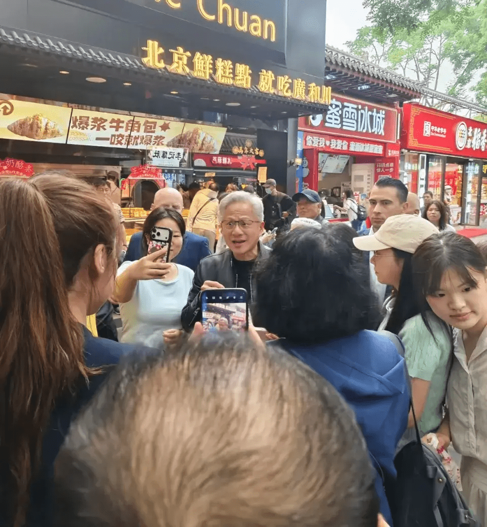 辉达CEO黄仁勋南锣鼓巷试饮豆汁惹热议。