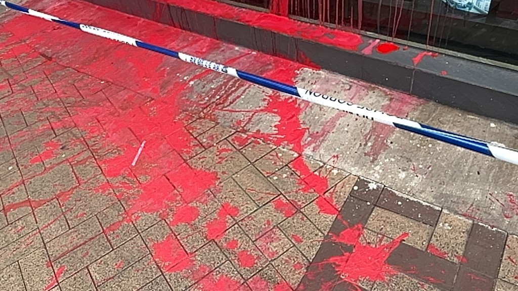 有網民在社交平台發文，指收到收數公司電話，更被騙徒恐嚇「淋紅油」。示意圖