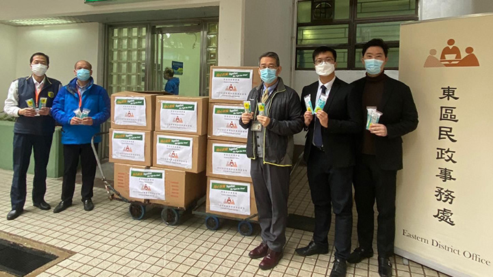 東區民政事務處派發快速測試套裝作自願檢測。