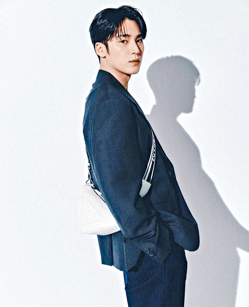 珉奎從後抱起女工作人員玩耍，被網民批行為不檢。