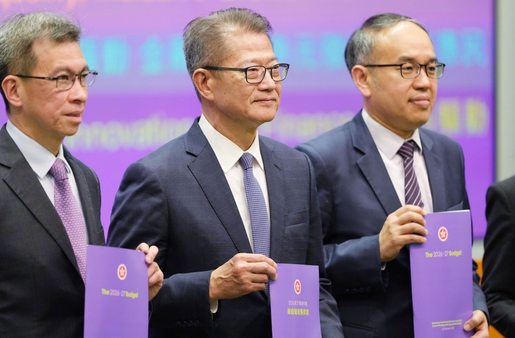 陳茂波（中）出席財政預算案記者會。吳艷玲攝