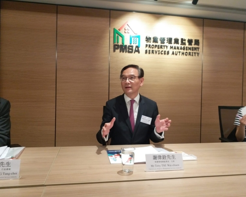 謝偉銓指，不論物業管理公司須管理的單位數量，均須以全職形式聘用至少兩名持牌物業管理人。