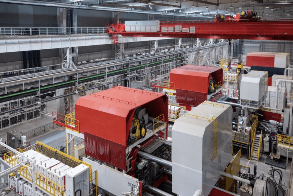 特斯拉上海超级工厂生产制造内景。新华社
