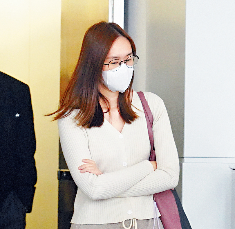 25歲被告張琸淇任職入境處登記主任。