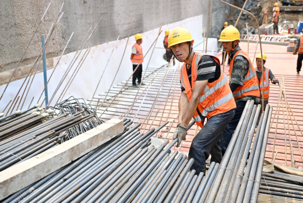 「全民社保」將於9月1日起落實，未來所有企業職工都要繳交社保。新華社資料圖
