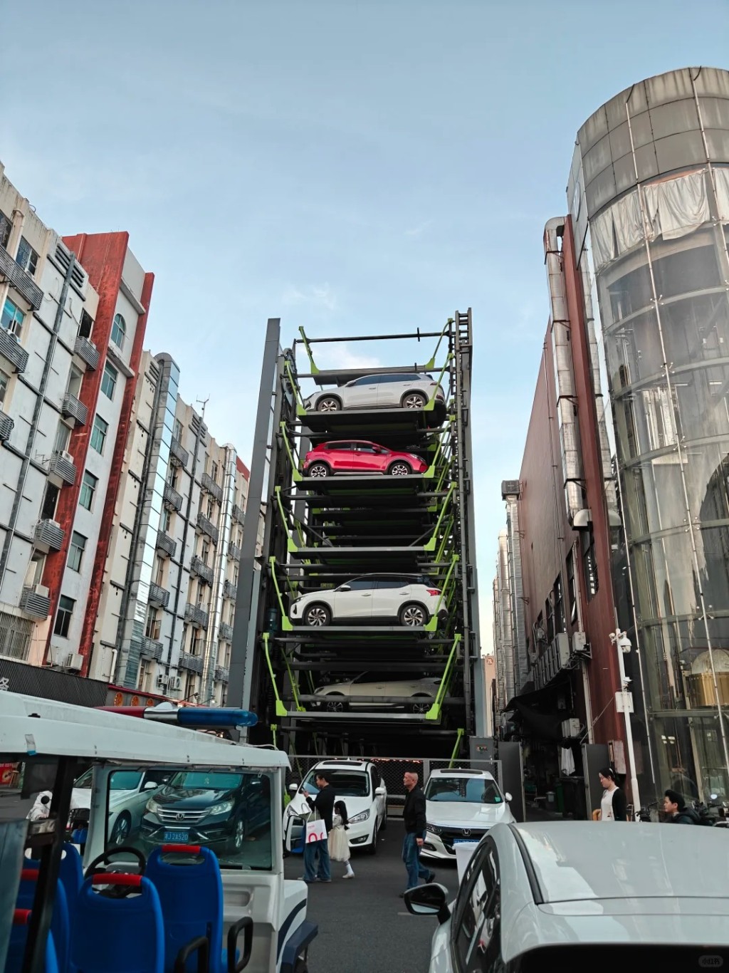 智能循环停车塔，成为深圳龙华区网红地标，带旺周边消费。小红书