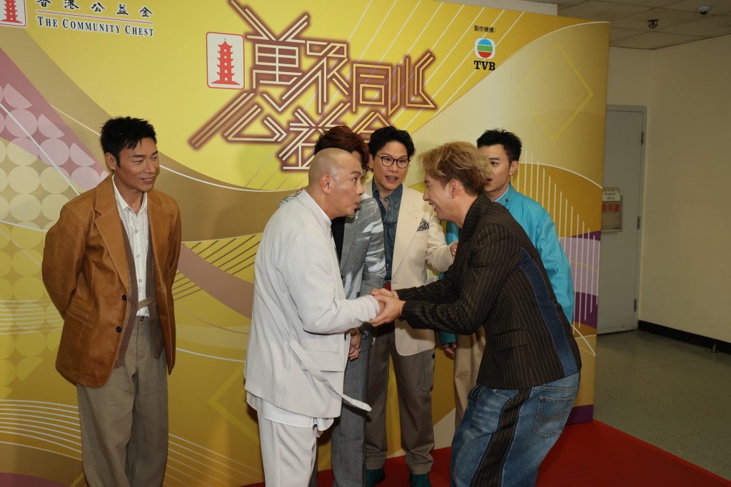 周吉佩對張衛健介紹自己。 周吉佩對張衛健介紹自己。