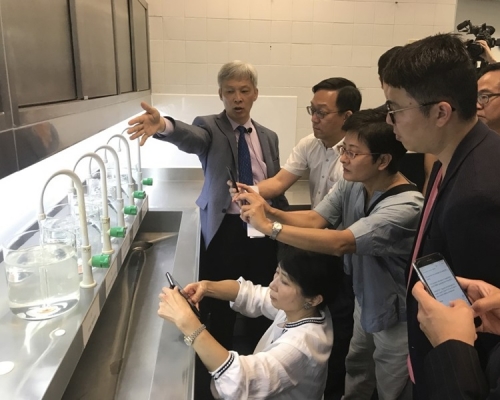 議員對東江水多層濾水過程感興趣。圖:馬紹祥網誌
