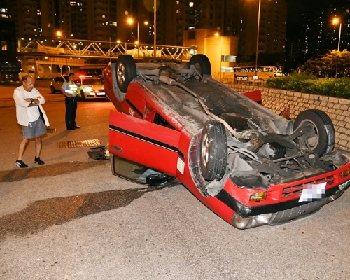 渉事的士失控撞向路邊石壆，全車反轉。