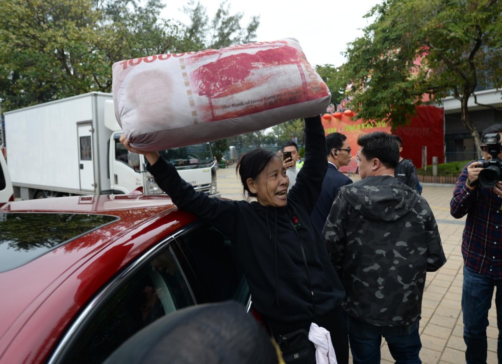 社民連成員手持印有一萬億字樣的攬枕,企圖走近陳茂波。