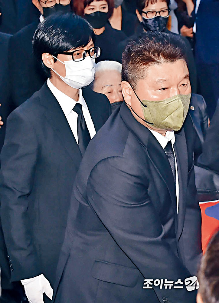 劉在石（左）和姜虎東有份為宋海扶靈。