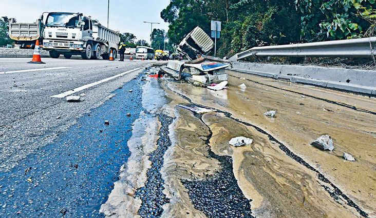 吸缸車翻側，流出大量污油及渣滓污染路面。　