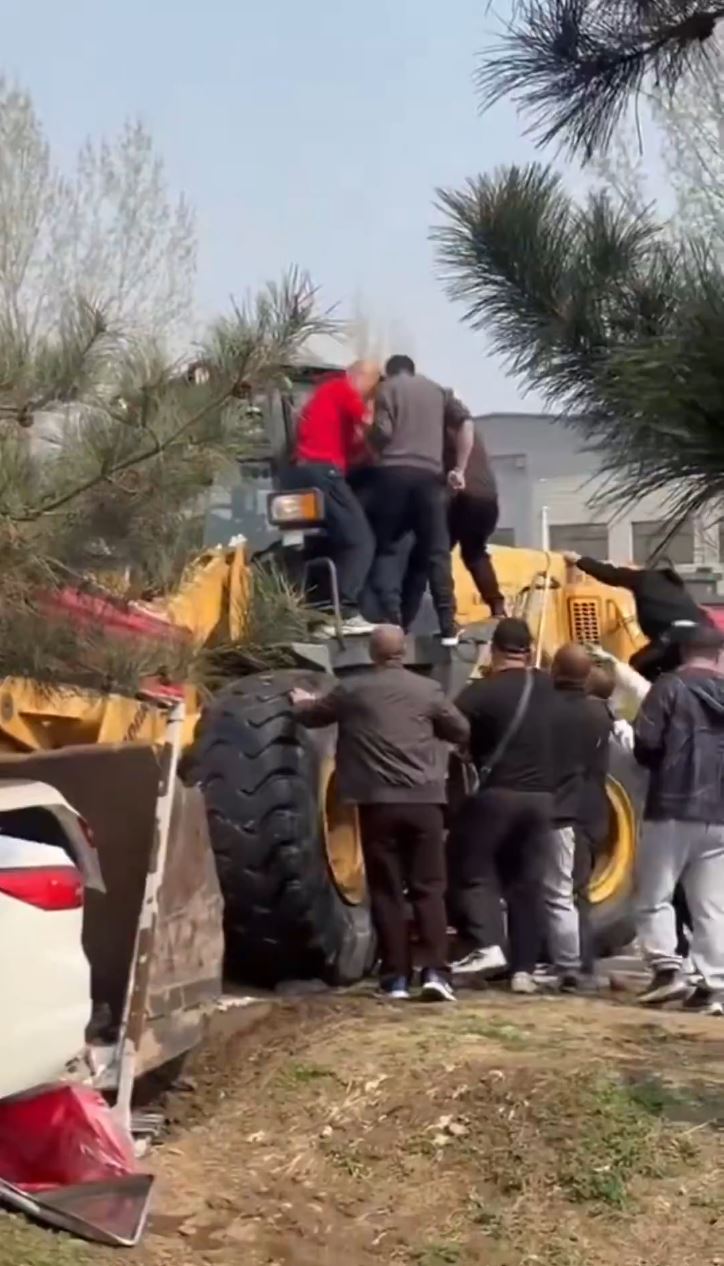 铲泥车司机被民众拖出暴打。Ｘ