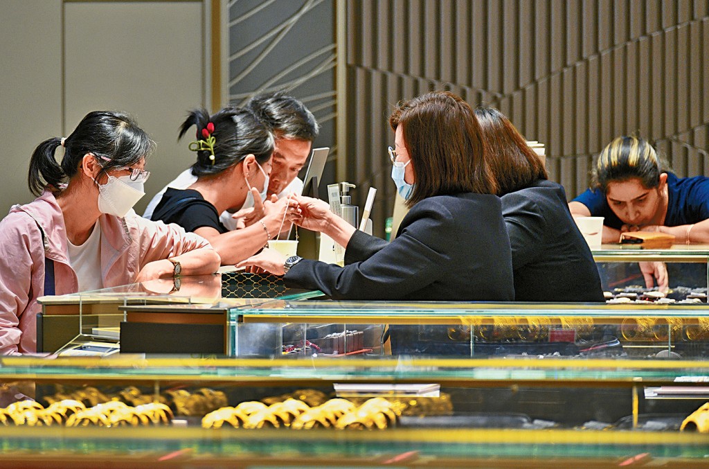 零售業界認為提升內地訪港旅客免稅額,有助帶旺市面。