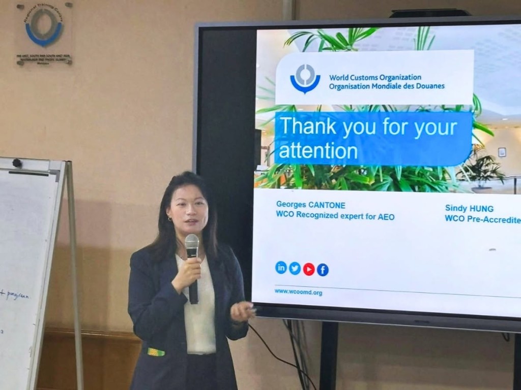 高級督察洪寶君於今年8月正式獲世界海關組織（WCO）認證為「認可經濟營運商」（AEO）技術及營運顧問，成為香港海關首位獲WCO認可的AEO認證專家。香港海關fb圖片