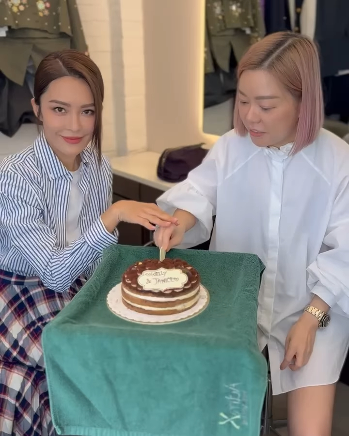 張曦雯與女性好友一同切生日蛋糕。
