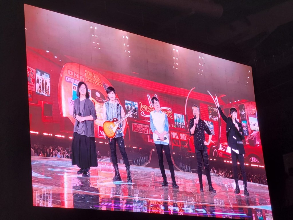 尾場結束,歌迷大叫encore,叫足十分鐘不肯離場,直至大會廣播節目完畢,才依依不捨離場。 尾場結束,歌迷大叫encore,叫足十分鐘不肯離場,直至大會廣播節目完畢,才依依不捨離場。