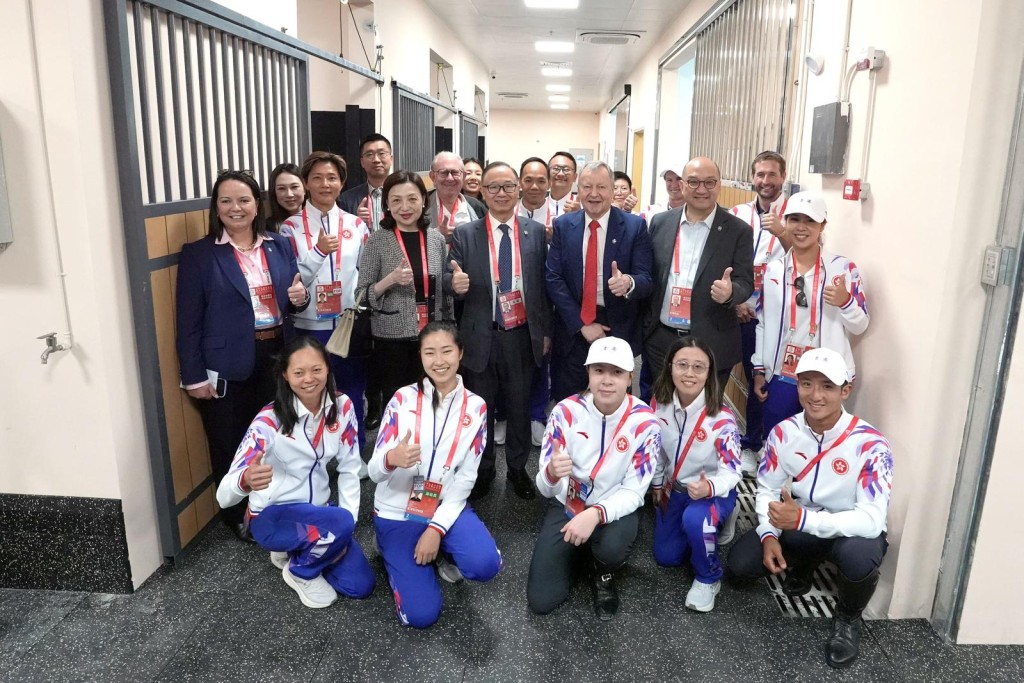 香港賽馬會主席廖長江（第二排右四）、行政總裁應家柏（第二排右三）、公司事務執行總監譚志源（第二排右二），與中國香港馬術總會一眾代表，為香港馬術代表隊隊員打氣。香港賽馬會圖片