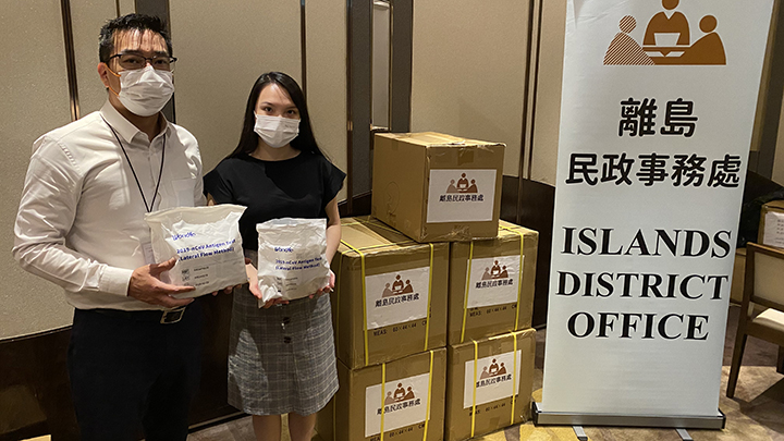 離島民政事務處向物業管理公司派發2019冠狀病毒病快速測試套裝，供昇薈的住戶、清潔及物管員工作自願檢測。