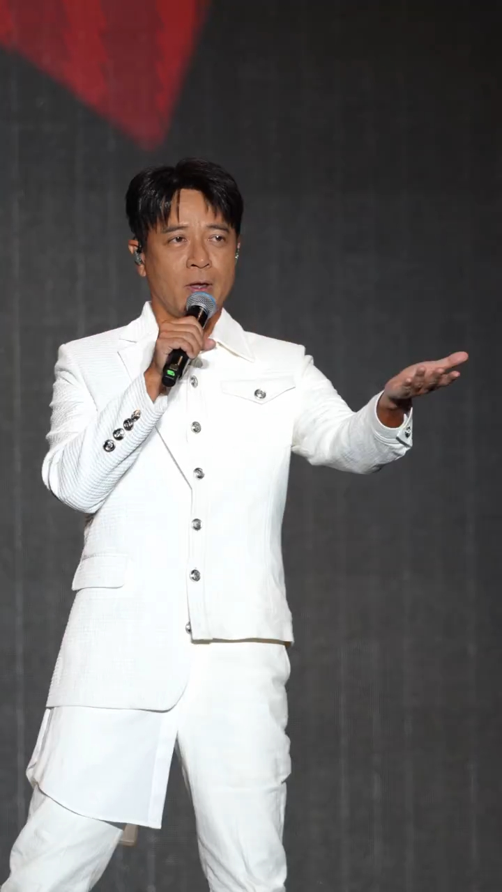 李克勤原定於9月26日到內蒙古包頭擔任《紀元回聲巡回演唱會》壓軸嘉賓,卻遲到兩小時。 李克勤原定於9月26日到內蒙古包頭擔任《紀元回聲巡回演唱會》壓軸嘉賓,卻遲到兩小時。